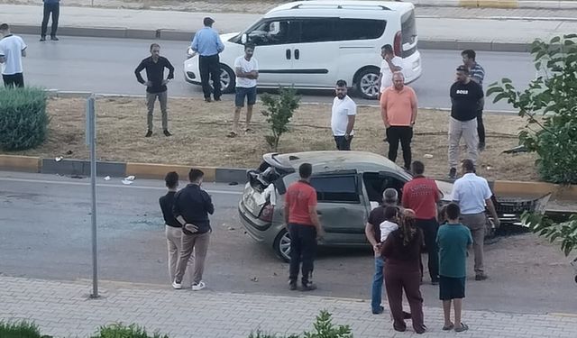Kazaya karışan otomobil refüjü aşıp karşı şeride savruldu: 2 yaralı