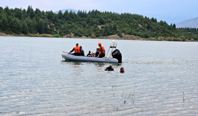 Serinlemek için girdiği baraj gölünde boğuldu