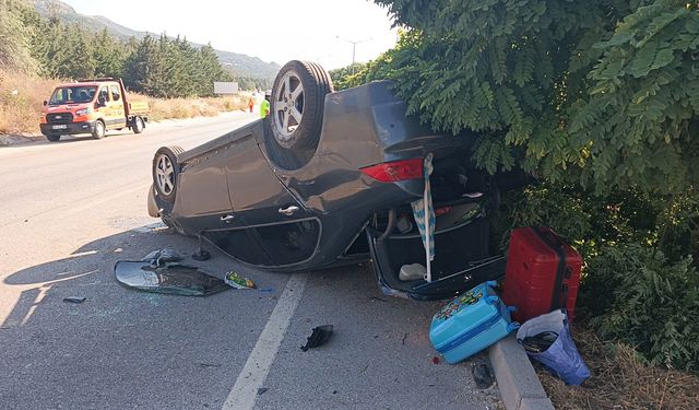 Tekerleği patlayan otomobil ağaca çarptı