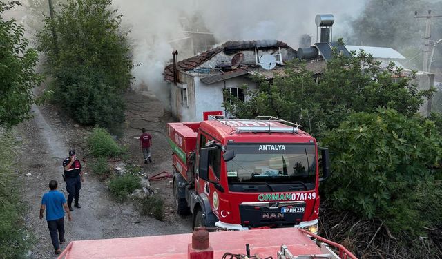 Yangında ev ve saman balyaları kül oldu