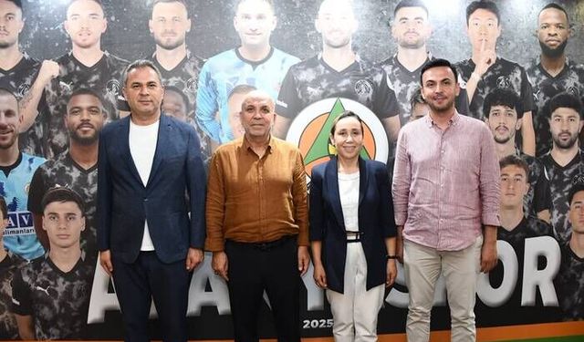 AK Parti Heyeti, Alanyaspor’u ziyaret ederek yeni sezon başarıları diledi