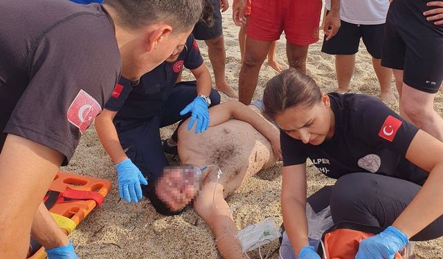 Alanya'da boğulma tehlikesi geçiren tatilciyi cankurtaran kurtardı