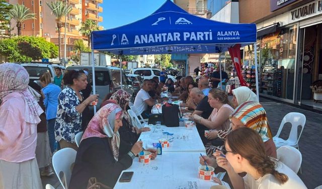 Anahtar Parti Alanya’dan Muharrem Ayı aşure ikramı
