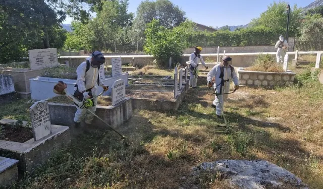 Antalya Büyükşehir ekiplerinden ilçe mezarlıklarında çalışma