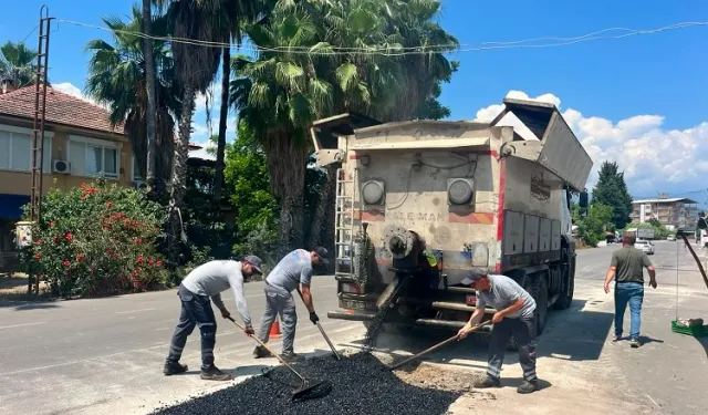 Antalya Finike'de yollar yenileniyor bordürler boyanıyor
