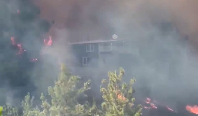 Antalya Kumlucu'da evler alev ve dumanın ortasında kaldı