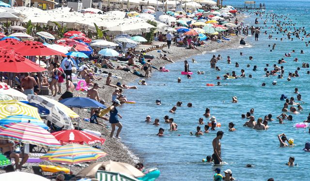 Antalya'da hava 'aşırı', deniz 'çok' sıcak