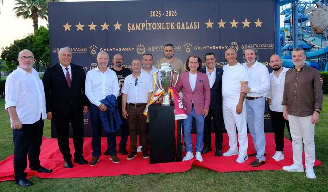 Galatasaray'ın 26'ncı şampiyonluğu Antalya'da kutlandı, Souness çimlere bayrak dikti