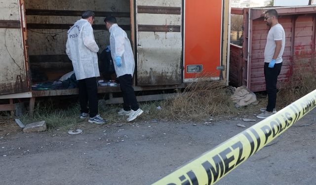 Kamyonet kasasında yaşamını sürdüren kişi ölü bulundu