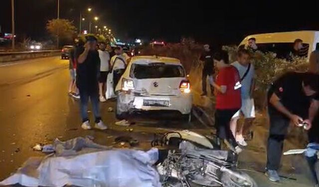 Motosiklet, emniyet şeridindeki otomobile çarptı: 1 ölü, 1 yaralı