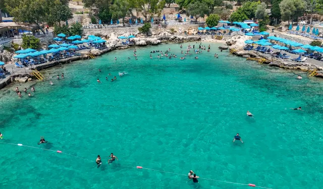 Mersin plajları tatilcilerin gözdesi oldu