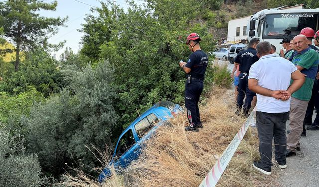 Alanya'da otomobil şarampolde düştü: Sürücü hafif yaralandı