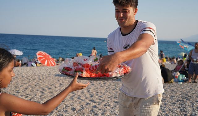 Plajda sıcaktan bunalana, 'karpuz sandviç' ikramı
