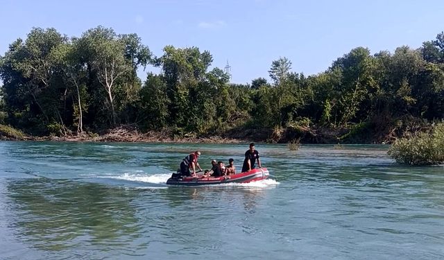 Su yükselince ırmaktaki adacıkta mahsur kalan 4 kişi kurtarıldı