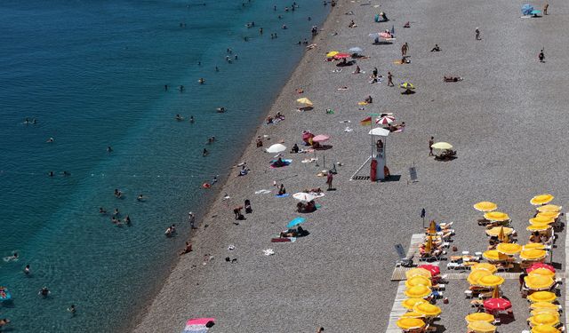 Antalya'da hissedilen sıcaklık 44 dereceyi buldu