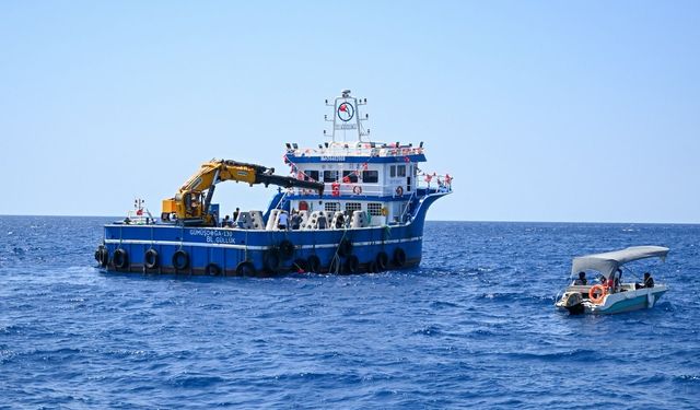 Antalya Finike'de 50 yapay resif denize indirildi
