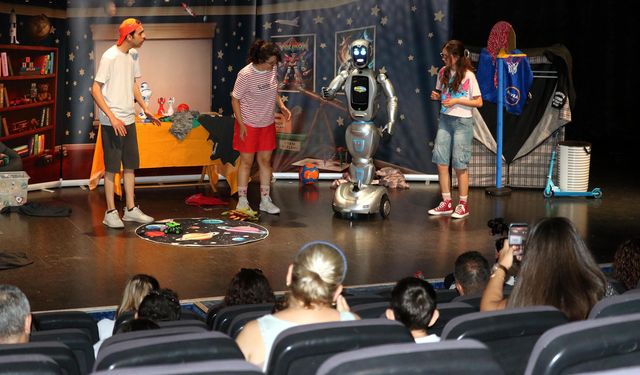 Yapay zeka destekli robot, çocuk tiyatrosunda sahneye çıktı