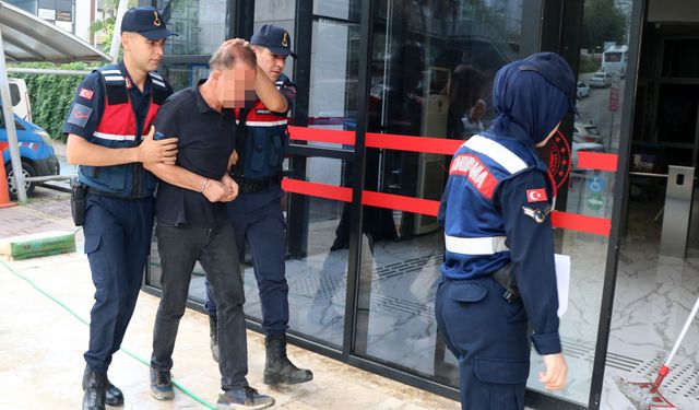 Alanya'da eşini ve kayınvalidesini bıçaklayan şüpheli adliyede