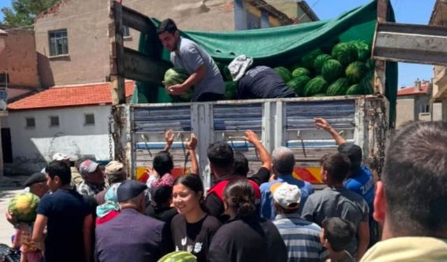35 ton karpuz dağıttı