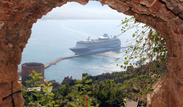 Alanya'da İngiliz turistler kruvaziyerle geldi