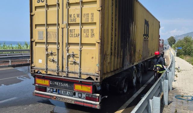 Alanya'da kömür yüklü TIR'ın lastiği alev aldı