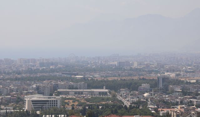 Antalya'da nem bulutları kenti kapladı