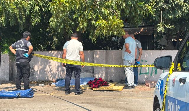Antalya'da pazarda yarı çıplak ölü bulundu