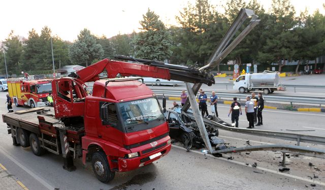 Bariyere çarpıp ikiye bölünen otomobilin sürücüsü öldü