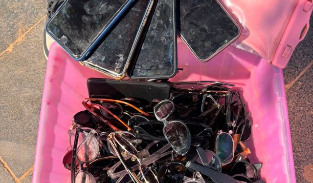 Denize düşürülen telefon ve gözlükleri bulup, sahiplerine ulaştırıyor