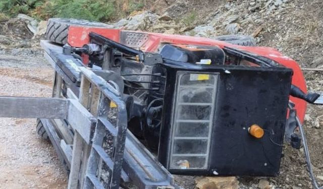 Gazipaşa'da devrilen forkliftin altında kalıp, yaralandı