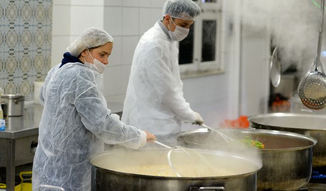 İhtiyaç sahiplerine her gün sıcak yemek