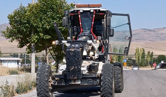 İş makinesi ile minibüs çarpıştı: 2 yaralı