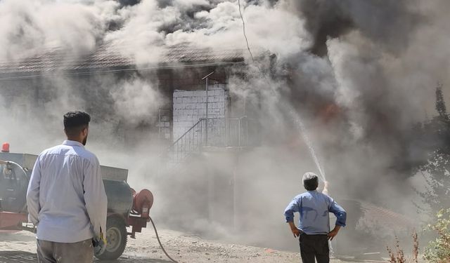 Kardeşlere ait iki ev, yangında kullanılamaz hale geldi