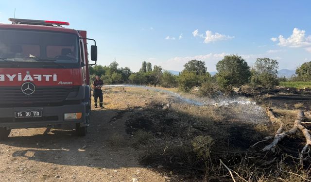 Kuru otluk alandaki yangında 30 dönüm arazi zarar gördü