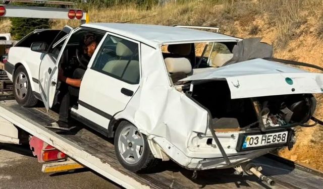 Otomobiller kafa kafaya çarpıştı: 1 ölü, 7 yaralı