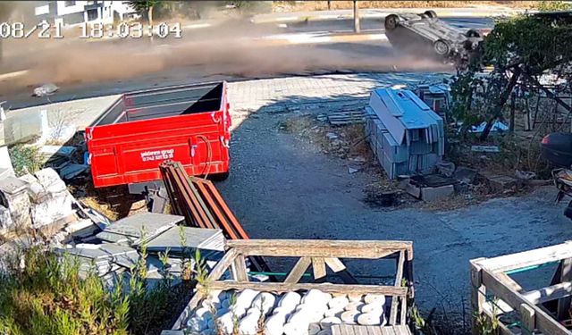 Antalya'da refüje çarpan otomobil takla attı: 2 yaralı
