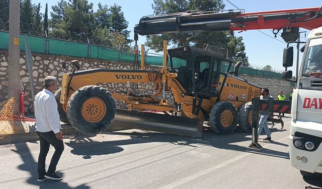 TIR'ın üzerindeki greyder devrildi