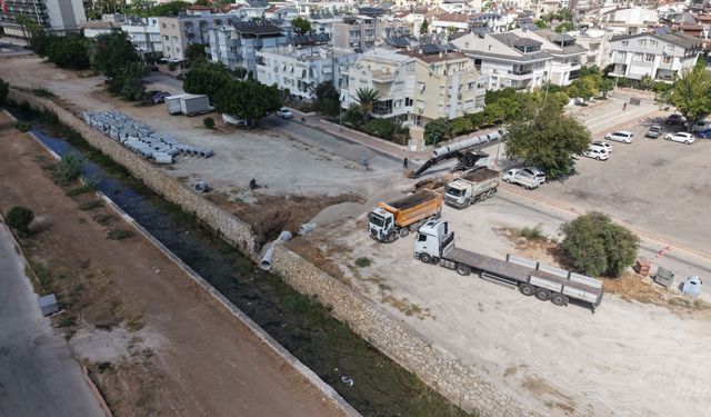 Yağmur suyu drenaj çalışmasında kanalizasyon hattı patladı