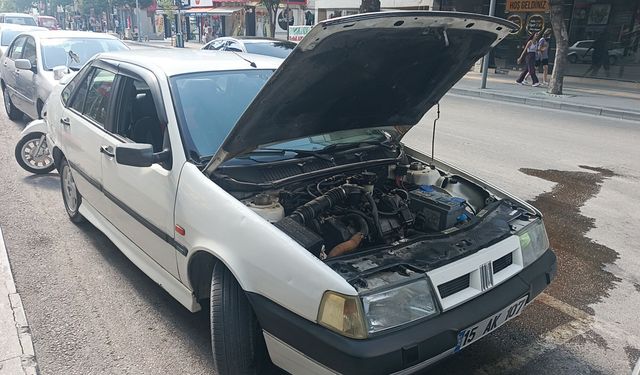 Yedek su deposu patlayan otomobil hasar gördü