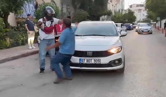 Yol verme tartışmasında motokurye, otomobil sürücüsünü kaputa yatırıp defalarca yumrukladı