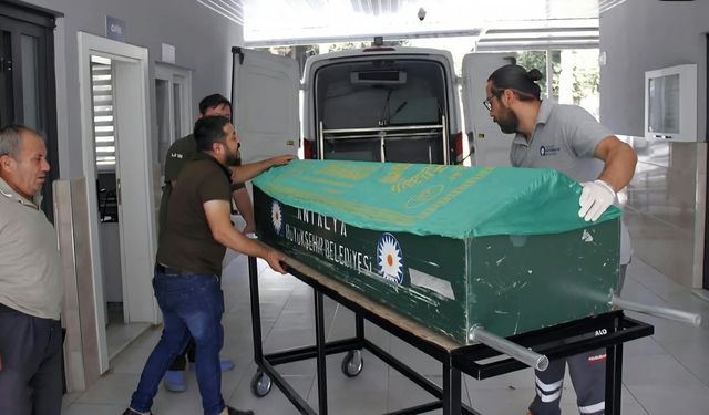 Babasının kullandığı minibüsün altında kalan çocuk toprağa verildi
