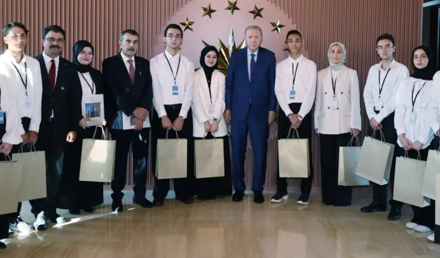 Cumhurbaşkanı Erdoğan Ahlat'ta öğrencileri kabul etti
