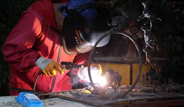 Elektrik kaynağıyla heykel yapıyor