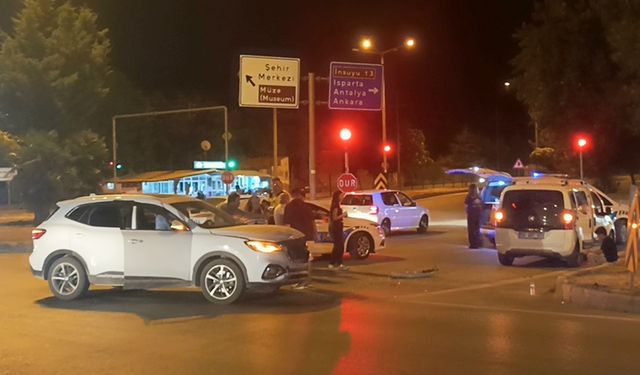 Hafif ticari araçla cip çarpıştı: 1 yaralı
