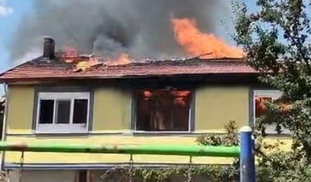 İki katlı ev, yangında kullanılamaz hale geldi