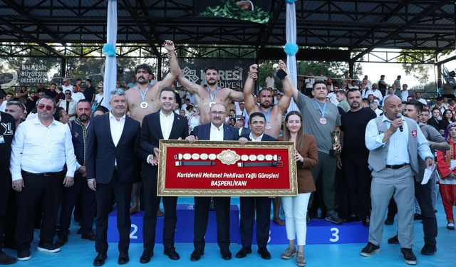 Kurtdereli Yağlı Güreşleri'nde Başpehlivan Mustafa Taş oldu