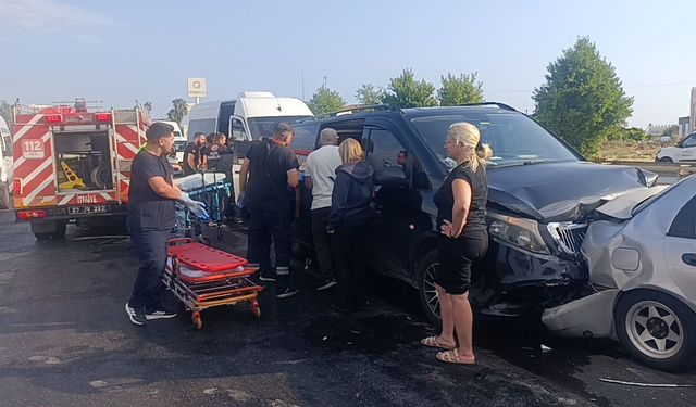 Manavgat'ta 6 araç zincirleme kazaya karıştı; 17 yaralı