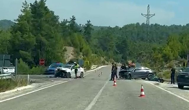 Manavgat'ta iki otomobil çarpıştı: 1 ölü, 2 yaralı