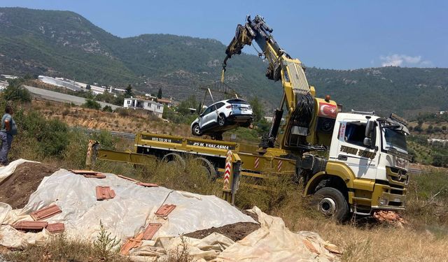Gazipaşa'da otomobil dere yatağına uçtu