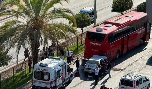 Otomobille yolcu otobüsü çarpıştı: 1 yaralı
